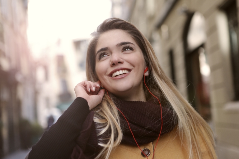 Titelbild Frau mit Kopfhörer Audioführung